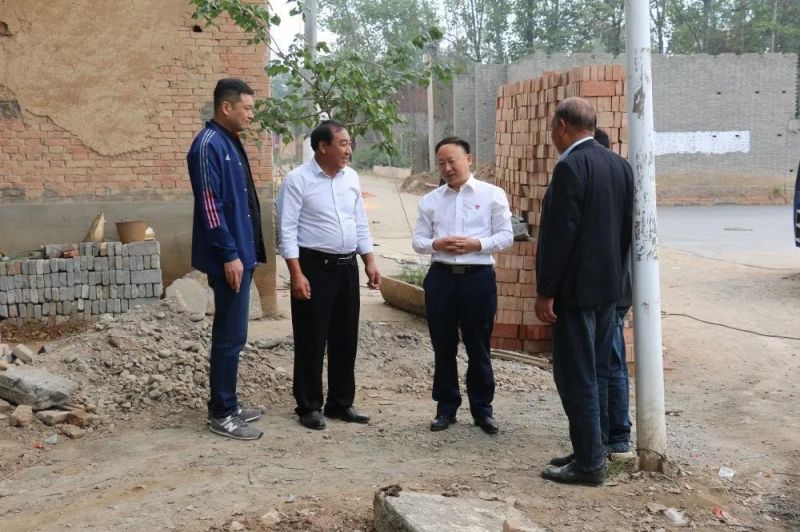 扶貧路上  攜手同行——弘義集團(tuán)黨委書記、董事長張秀峰一行 到定點(diǎn)幫扶村調(diào)研